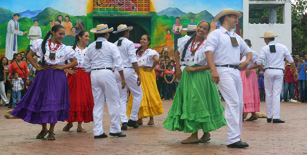 Bailarines en el Festival de Invierno Perquin El Salvador