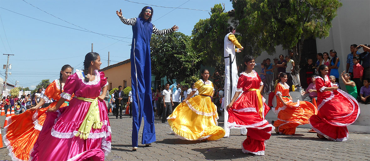 Desfile de bailarines en Suchitoto El Salvador