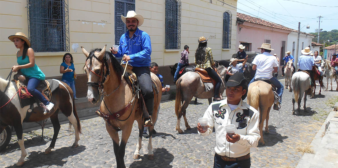 caballos y jinetes en suchitoto el salvador
