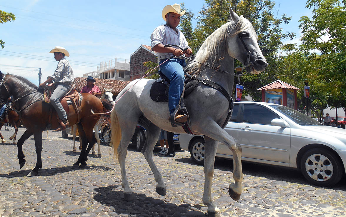 Caballero a caballo en el desfile de Suchitoto