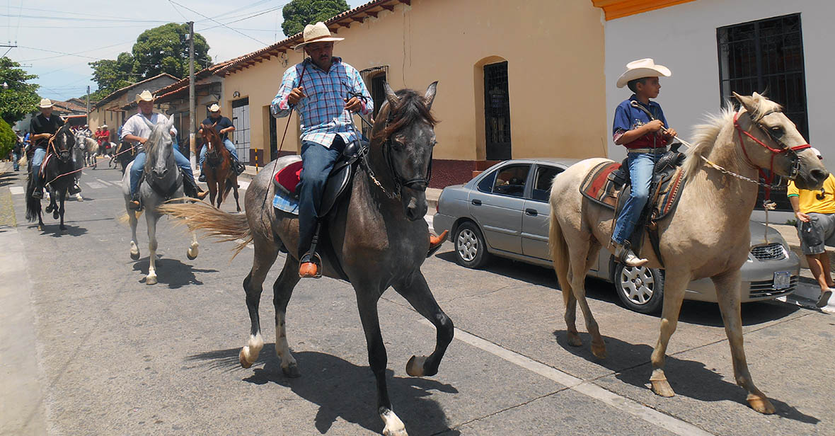 Jinetes a caballo durante un desfile en Suchitoto El Salvador